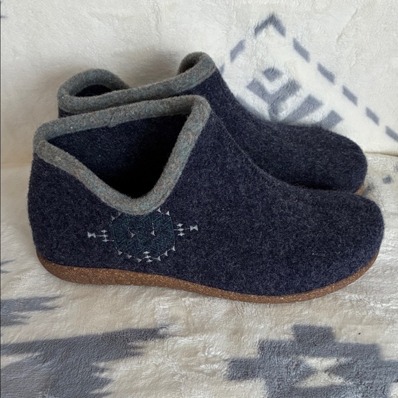 Taos Footwear Dark Blue and Light Gray Wool Booties - Picture 8 of 8
